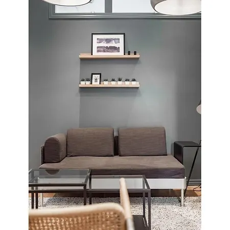 شقة Large Flat With Balcony In Prime Location. Eg1